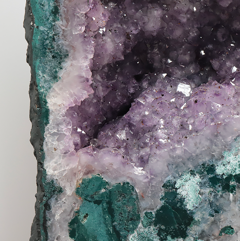 Amethyst-Kathedrale „Unikat Nr. 0241“ – Monumentale Kontrast-Geode mit grüner Matrix (37 kg)