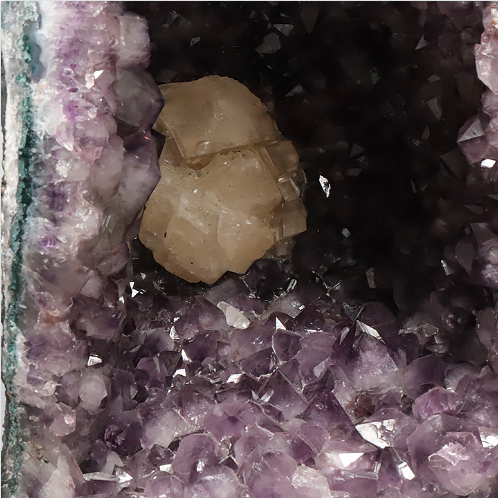 Amethyst-Kathedrale „Unikat Nr. 0264“ – Monumentale Geode mit großer Calcit-Blüte (34,16 kg)
