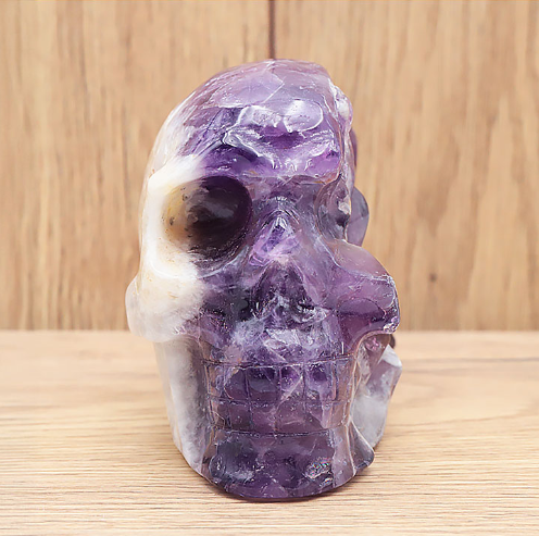 Chevron-Amethyst XXL-Skull „Shadow & Light“ – Museale Schnitzkunst (750g / AA+)