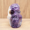 Chevron-Amethyst XXL-Skull „Shadow & Light“ – Museale Schnitzkunst (750g / AA+)