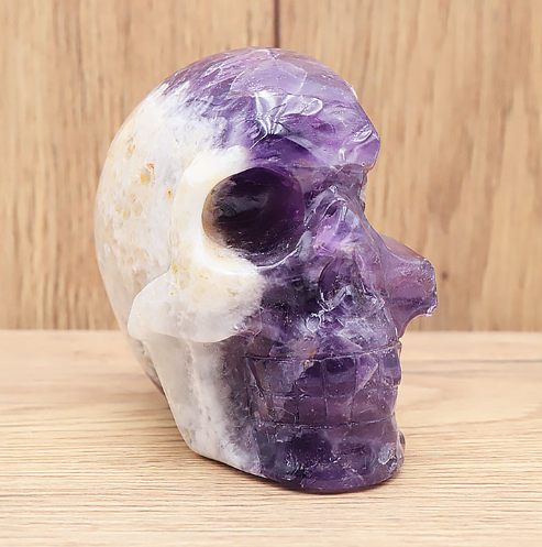 Chevron-Amethyst XXL-Skull „Shadow & Light“ – Museale Schnitzkunst (750g / AA+)