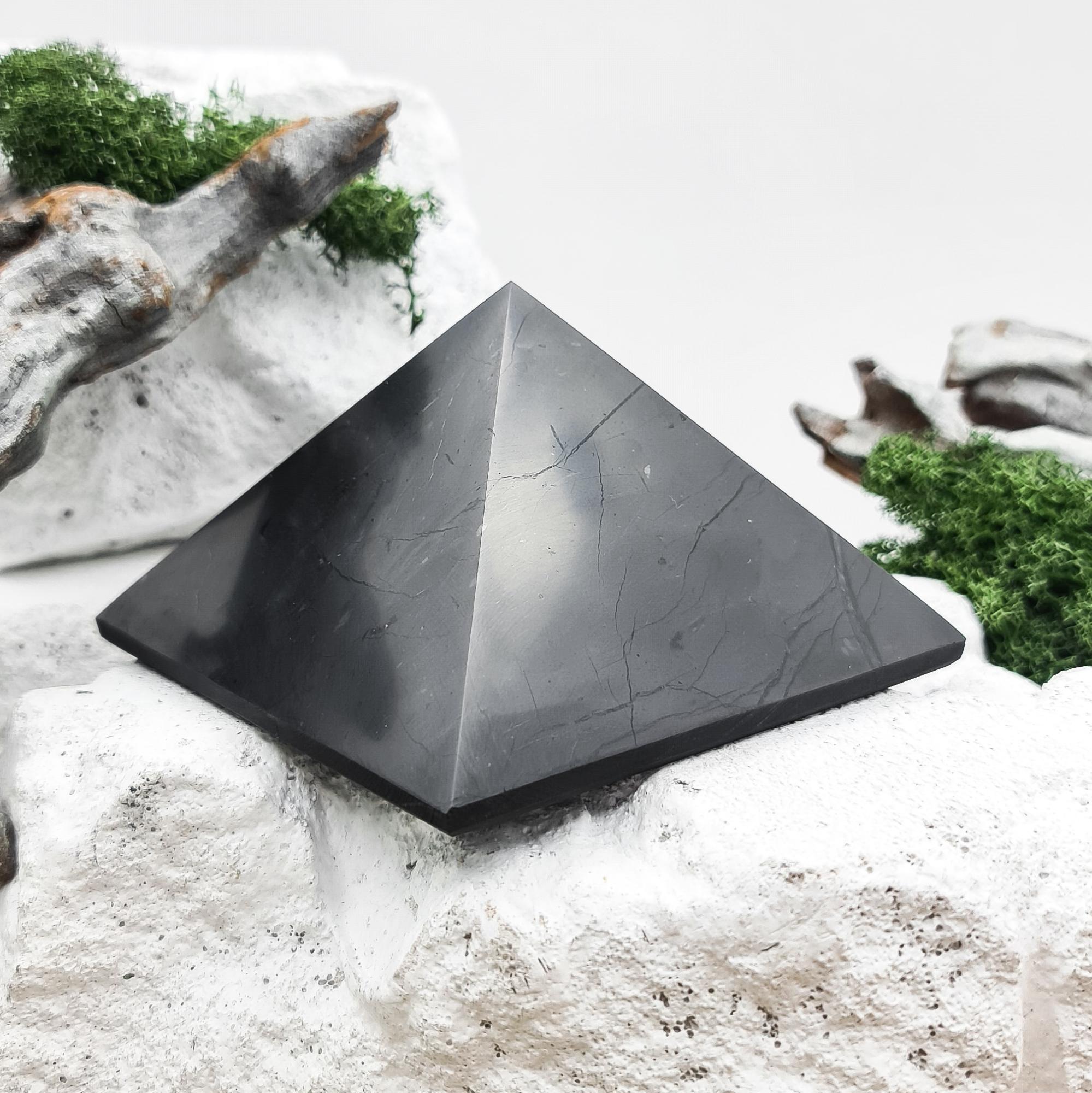 Exklusive Schungit-Pyramide (3 cm) – Geometrischer Schutzschild & Fokus-Anker aus Karelien