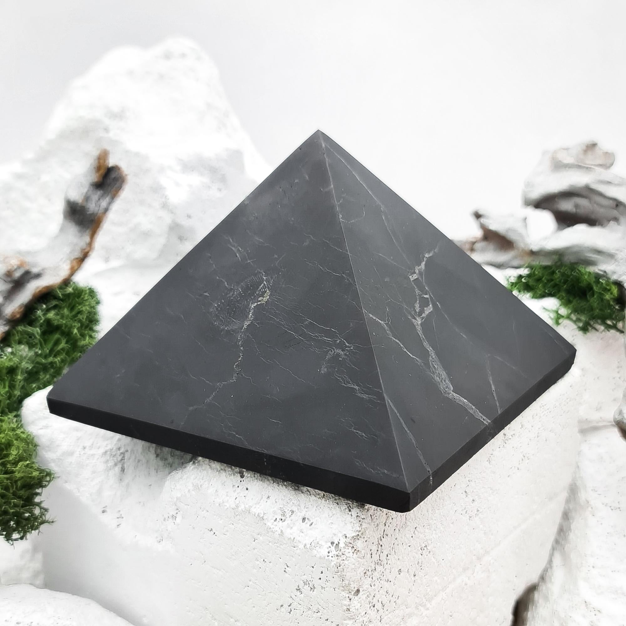 Exklusive Schungit-Pyramide (5 cm) – Matt-archaischer Schutzschild & Kraftquell