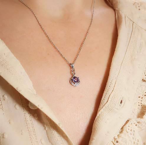 Geheimnisvolle Tiefe – Facettierter Amethyst-Anhänger in meisterhaft rhodiniertem 925er Sterlingsilber