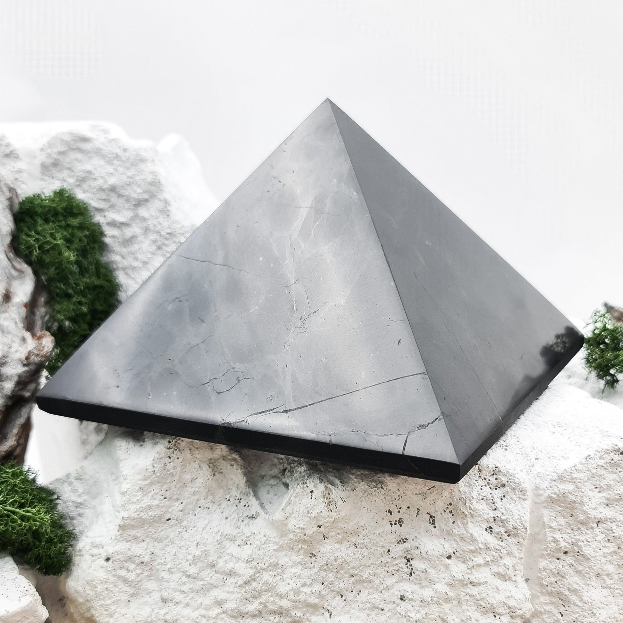 Imperiale Schungit-Pyramide (20 cm / 4,0 kg) – Das ultimative Solitär-Meisterstück aus Karelien