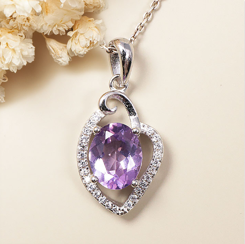 Königliches Violett – Edler Amethyst-Solitäranhänger in hochkarätig rhodiniertem 925er Silber