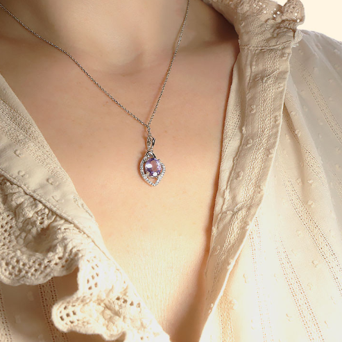 Königliches Violett – Edler Amethyst-Solitäranhänger in hochkarätig rhodiniertem 925er Silber