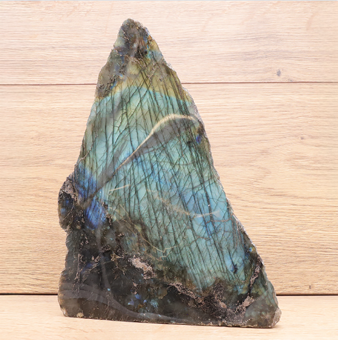 Labradorit Monolith „Golden Cyan Pyramid“ – Schauseite poliert (1,99 kg)