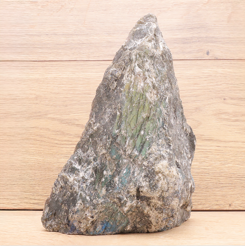 Labradorit Monolith „Golden Cyan Pyramid“ – Schauseite poliert (1,99 kg)