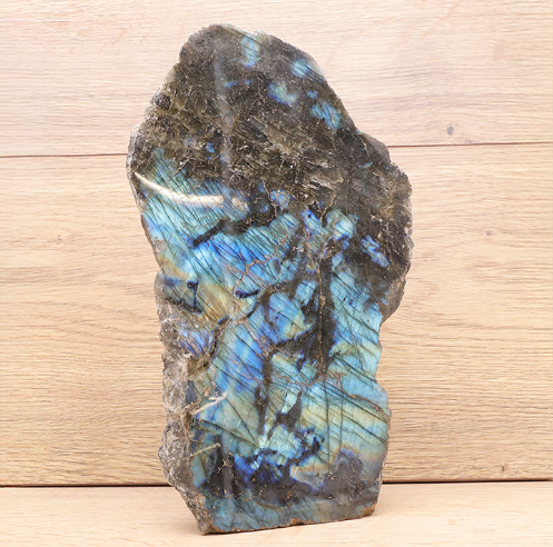 Labradorit Monolith „Mystic Aurora“ – Schauseite poliert (2,16 kg / AA)