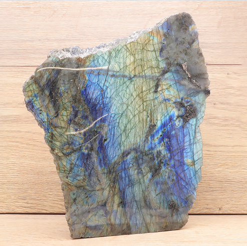 Labradorit XXL-Monolith „Emerald Aurora“ – Schauseite poliert (3,32 kg / AA)
