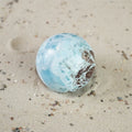 Larimar-Kugel (4,7 cm / 157 g) – Karibischer Atlantis-Stein für geistige Weite