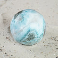 Larimar-Kugel (6,7 cm / 452 g) – Monumentales Meisterstück karibischer Urkraft