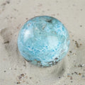 Monumentale Larimar-Kugel (6 cm / 318 g) – Das ultimative Meisterstück karibischer Eleganz