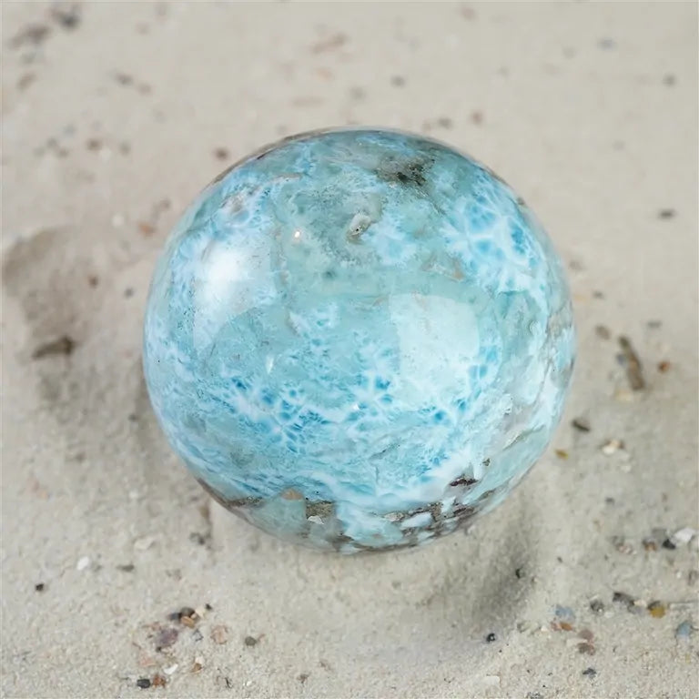 Monumentale Larimar-Kugel (6 cm / 318 g) – Das ultimative Meisterstück karibischer Eleganz