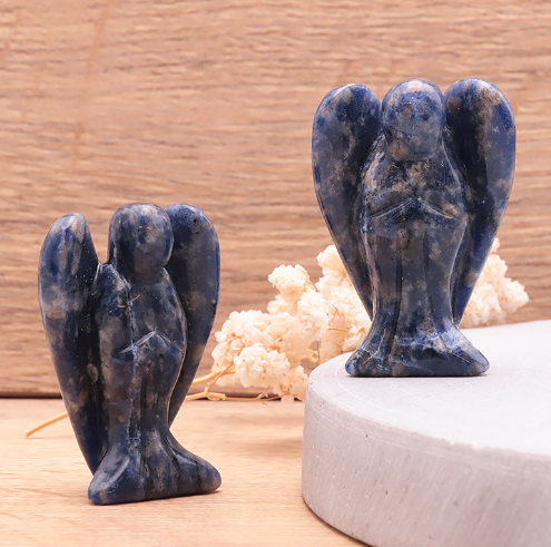 Sodalith Schutzengel-Duo „Deep Ocean“ – Handgeschnitzte Edelstein-Figuren (50 mm)