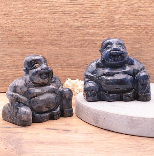 Sodalith XXL-Buddha „Deep Ocean“ – Handgeschnitztes Glücks-Solitär (80 mm)