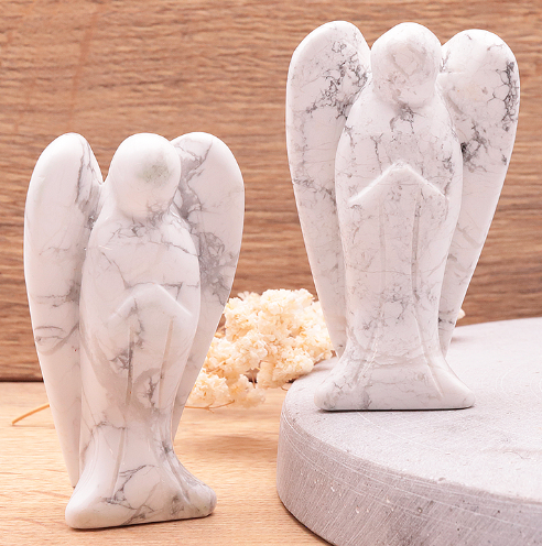 Weißer Howlith Schutzengel-Solitär „Marble Serenity“ – Imposante Edelstein-Figur (75 mm)