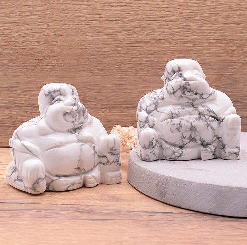 Weißer Howlith XXL-Buddha „Serene Abundance“ – Handgeschnitztes Glücks-Solitär (80 mm)